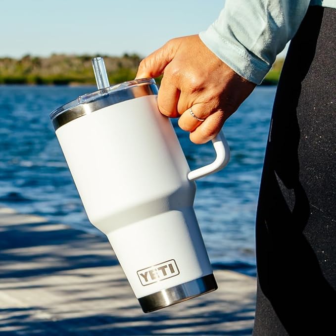 YETI Rambler 35 oz Straw Mug 2.0 - Double-Wall Vacuum Insulation for Cold Beverages – Dishwasher Safe – Cupholder Compatible – Reusable Straw – Comfortable Grip Handle – Travel Mug - White